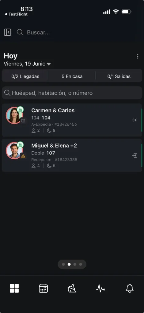 App nativa de Hotelgest en modo oscuro: vista Hoy con llegadas, en casa y salidas del día