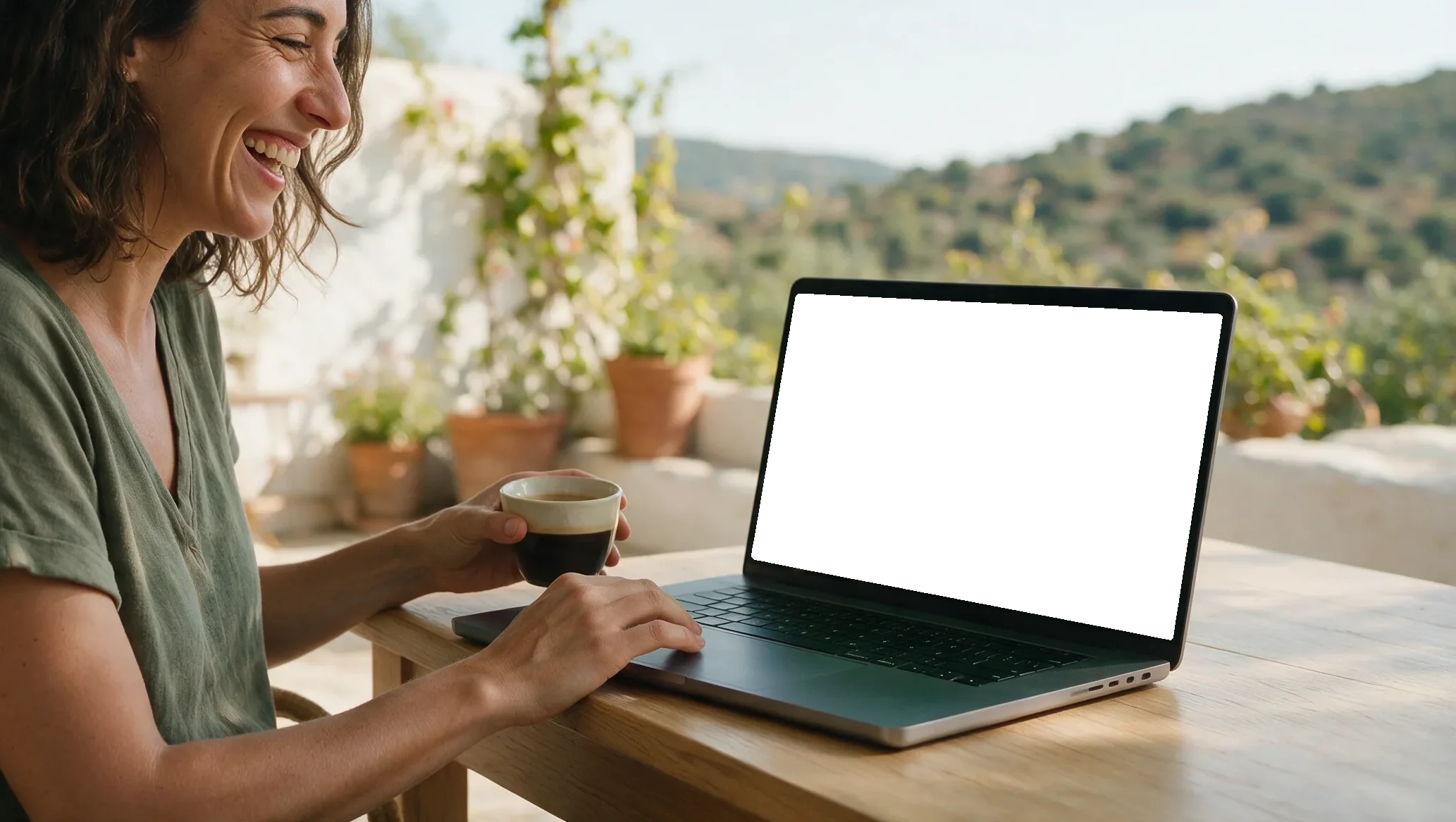 Propietaria de apartamentos turísticos revisando las llegadas del día en Hotelgest desde la terraza